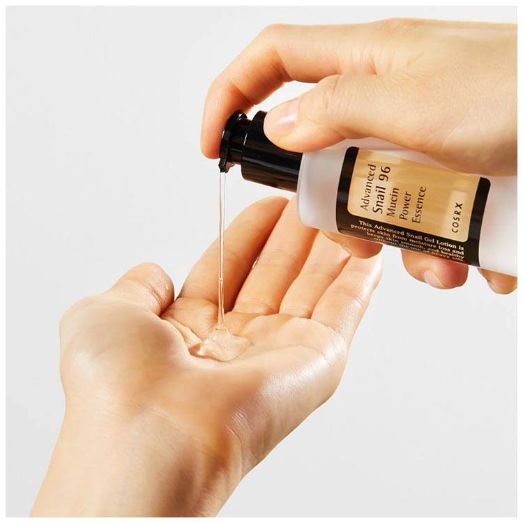 اسنس حلزون کوزارکس مدل ادونس اسنیل 96 موکین پاور با آبرسانی عمیق و ترمیم پوست باعث افزایش درخشانی و درمان التهاب پوست می شود و به کاهش لک، چین و چروک و خشکی کمک می کند و برای انواع پوست مناسب است